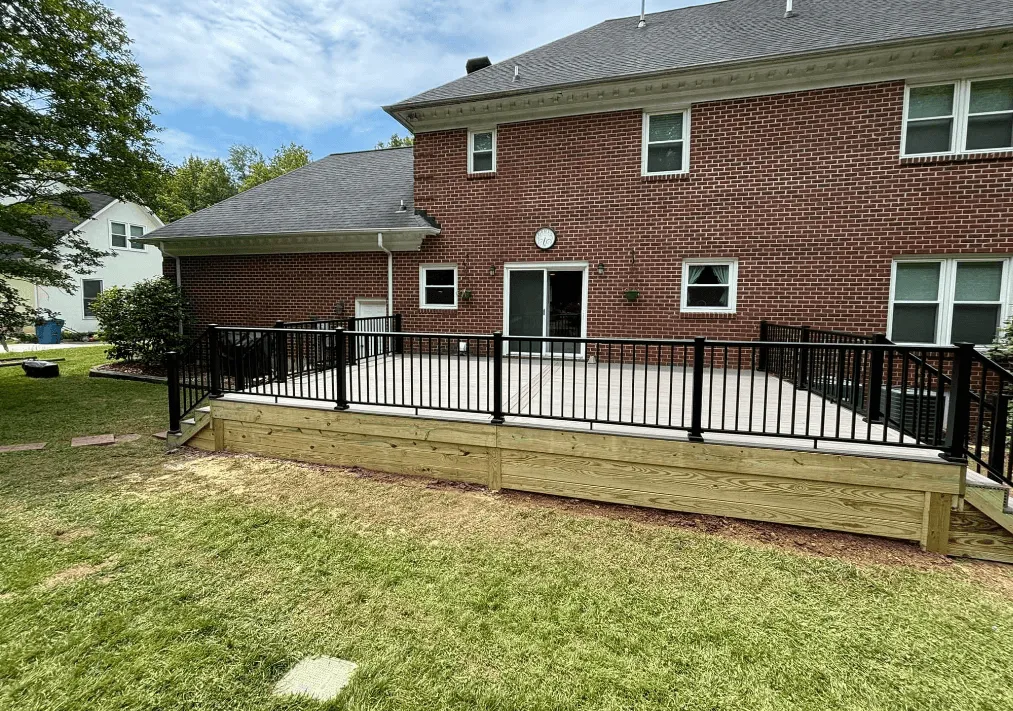 composite-deck-black-railings-ballusters-1